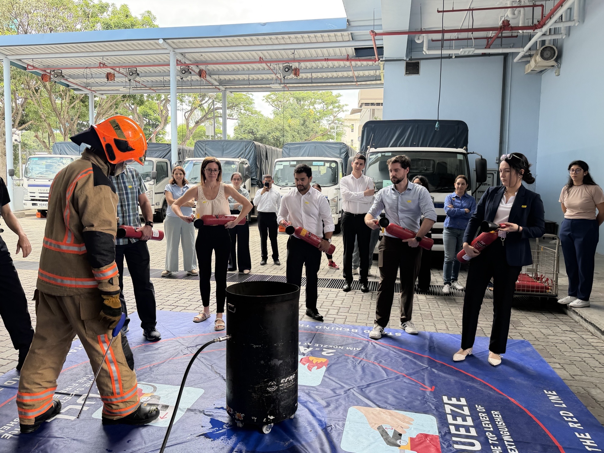 Embajada de Colombia en Singapur organizó un curso de primeros auxilios, seguridad contra incendios y evacuación